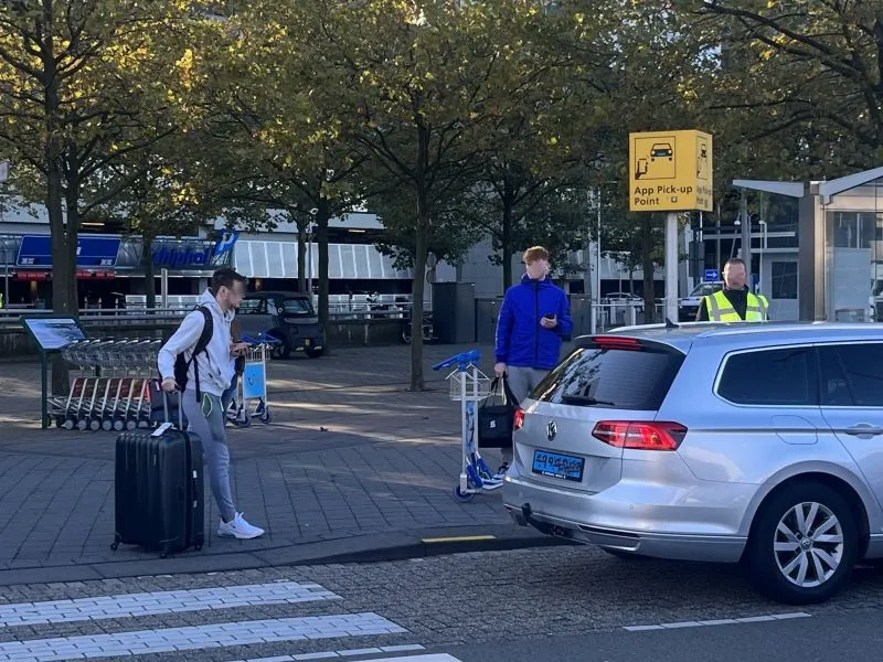 Amsterdam Flughafen Uber Bolt App Pick-up Point